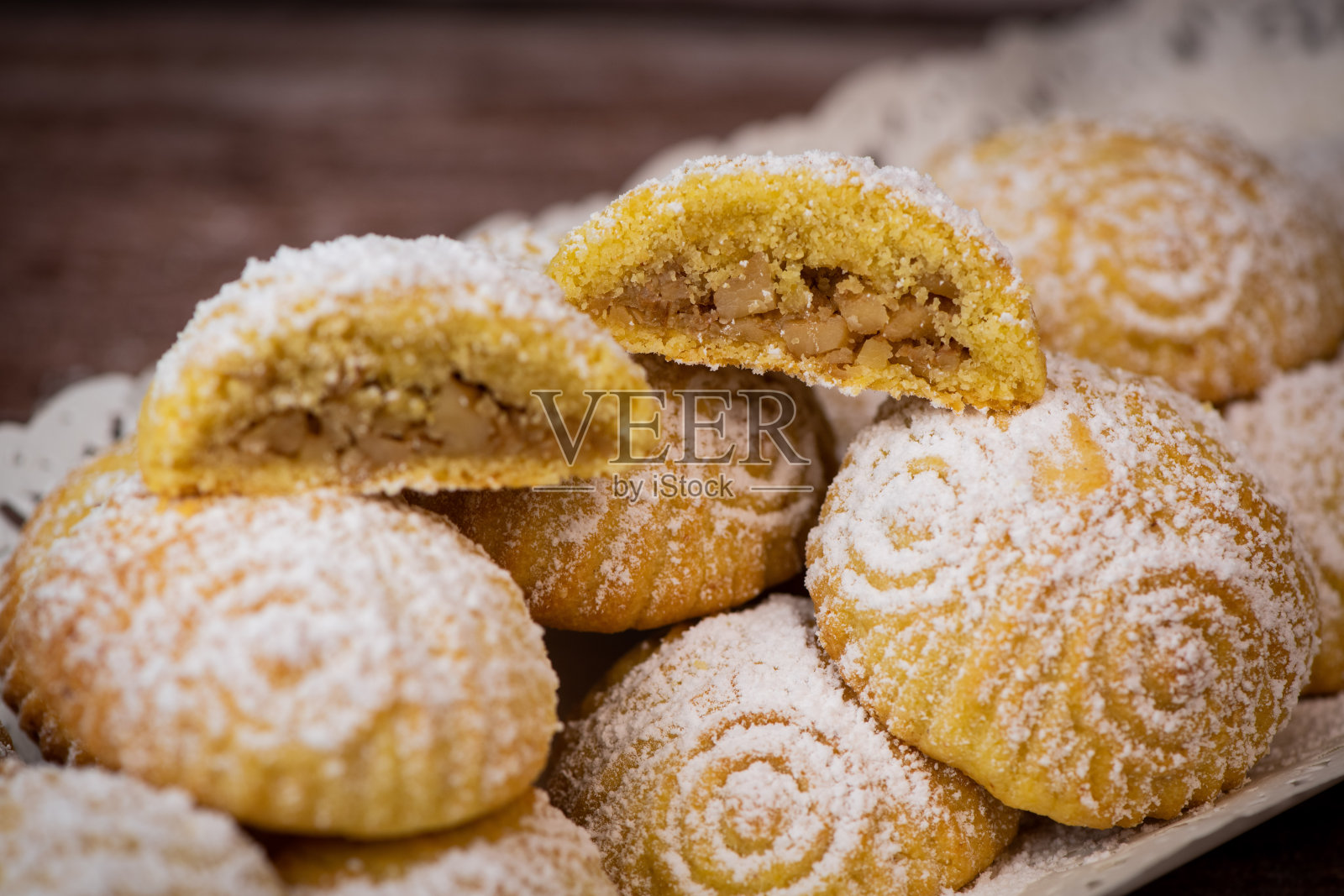 传统的eid maamoul或mamoul饼干，有枣，坚果和果酱，阿拉伯的斋戒节和复活节糖果照片摄影图片