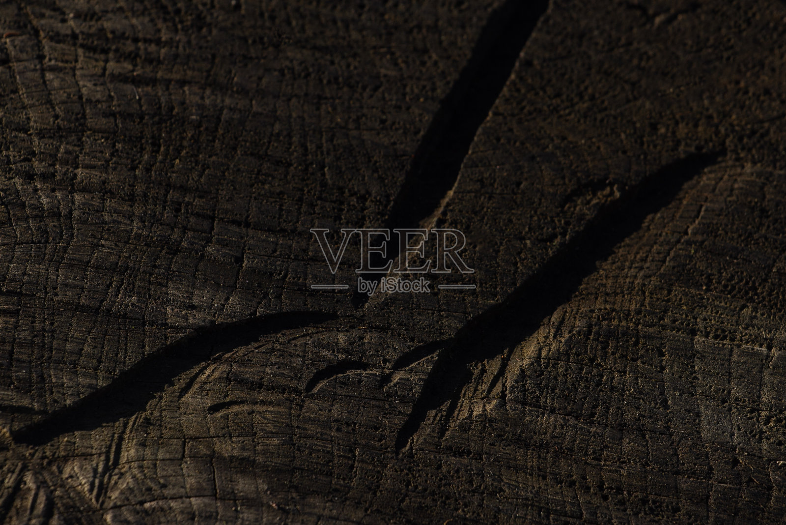 深棕色的自然老木背景与裂缝。照片摄影图片