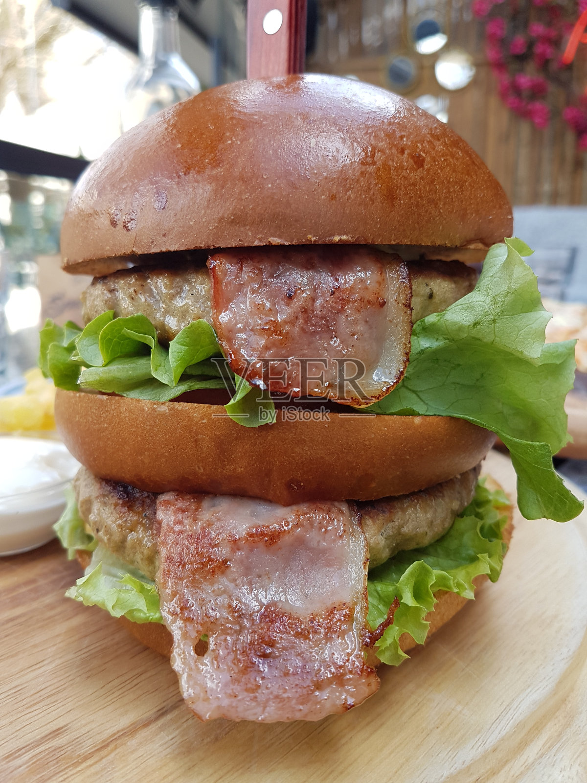 汉堡土豆牛肉生菜双份大照片摄影图片