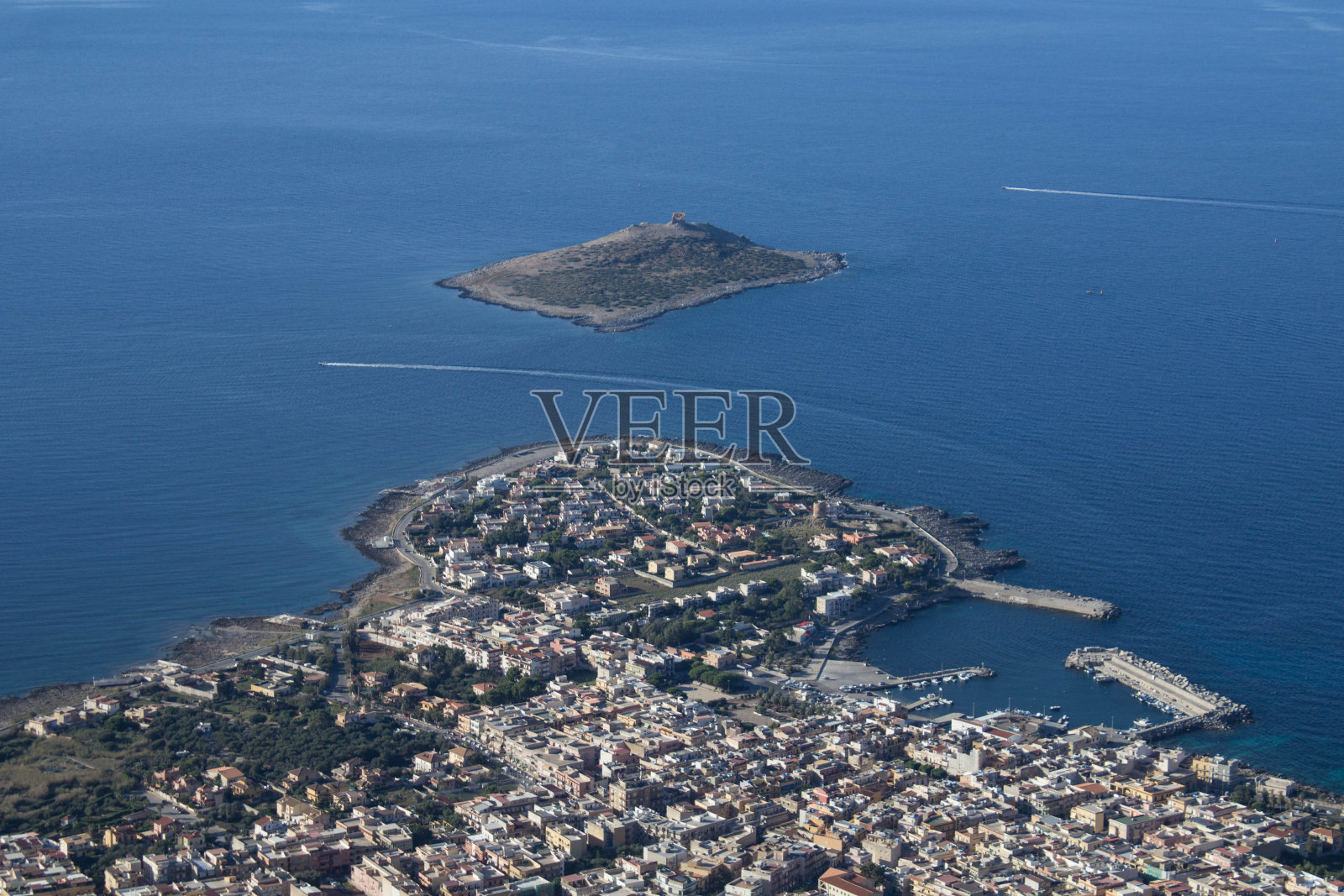 意大利西西里岛的海岸，背景是海角照片摄影图片