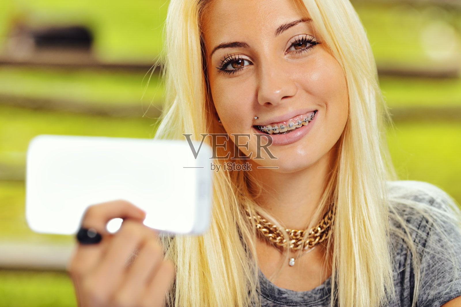 微笑的金发女孩与设备和复印空间照片摄影图片