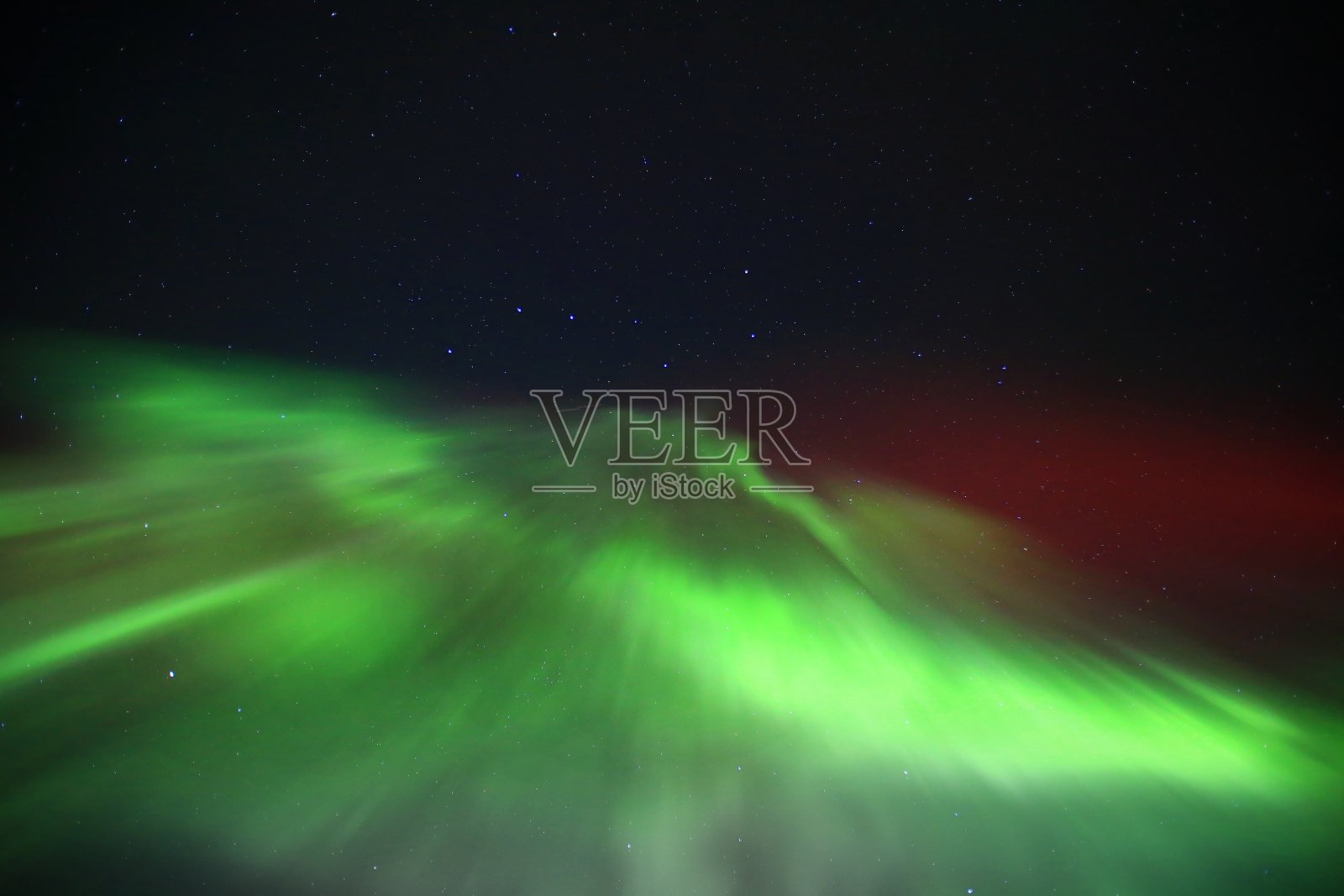 星空上红色和绿色的极光形成照片摄影图片