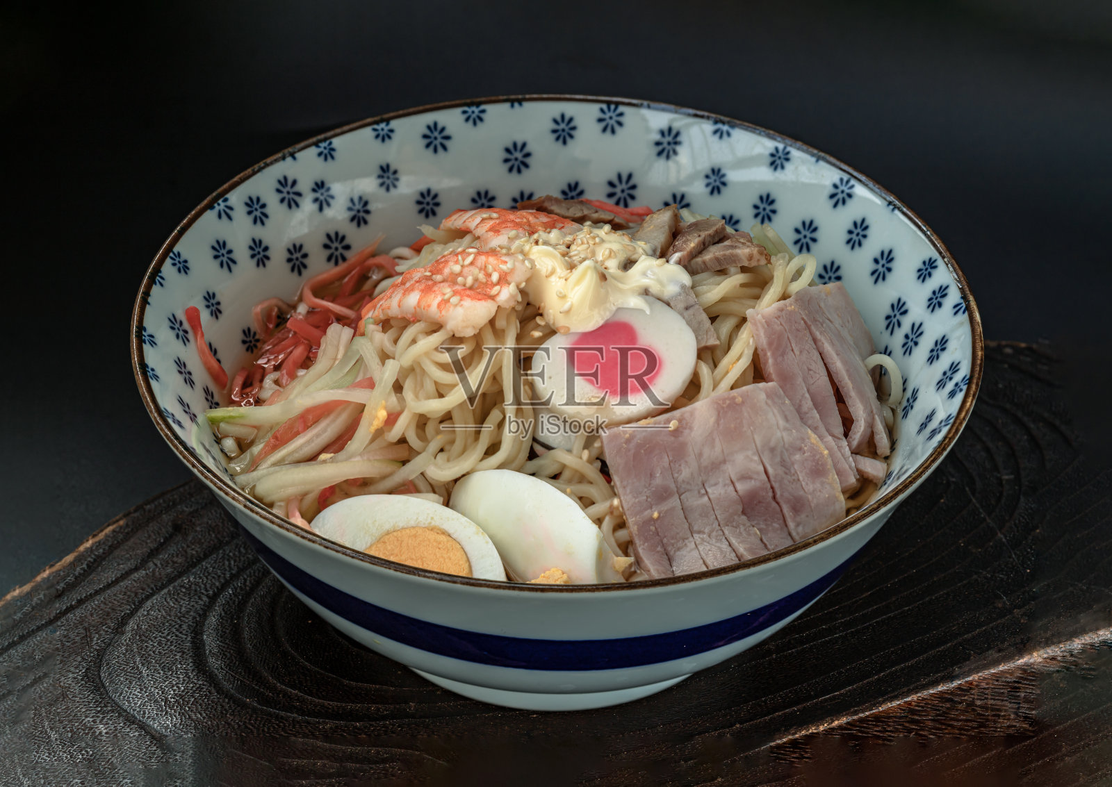 蓝碗冷面：搭配烤猪肉片、虾、火腿、煮鸡蛋和柠檬酱照片摄影图片