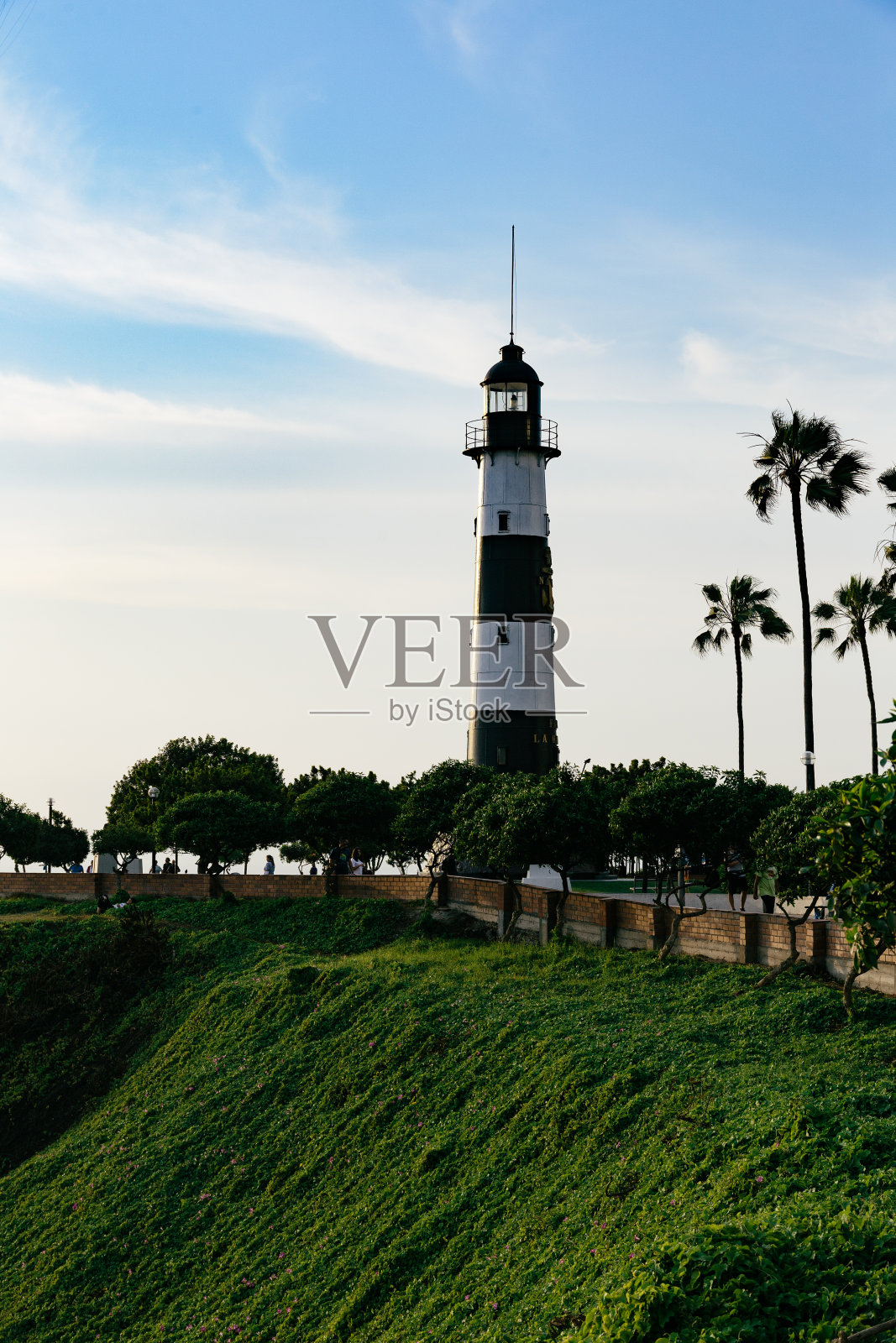 利马海岸线和灯塔照片摄影图片