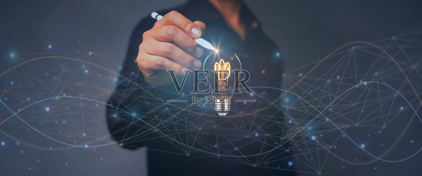 创意解决方案或想法的网页横幅设计或登陆页模板与灯泡和彩色抽象几何形状和主导线的创意机构的笔柄。照片摄影图片