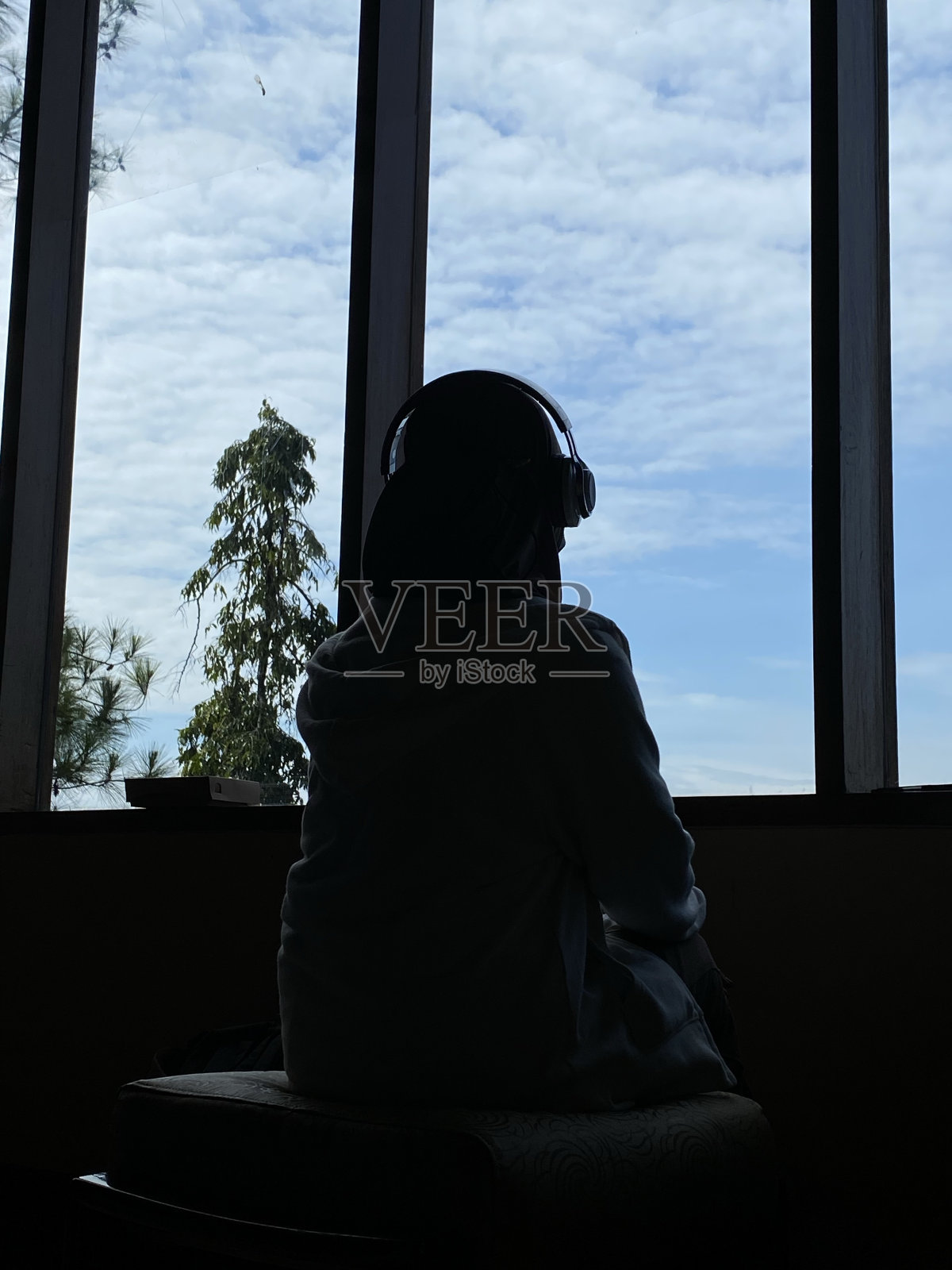 一个女孩用耳机的幻境照片摄影图片