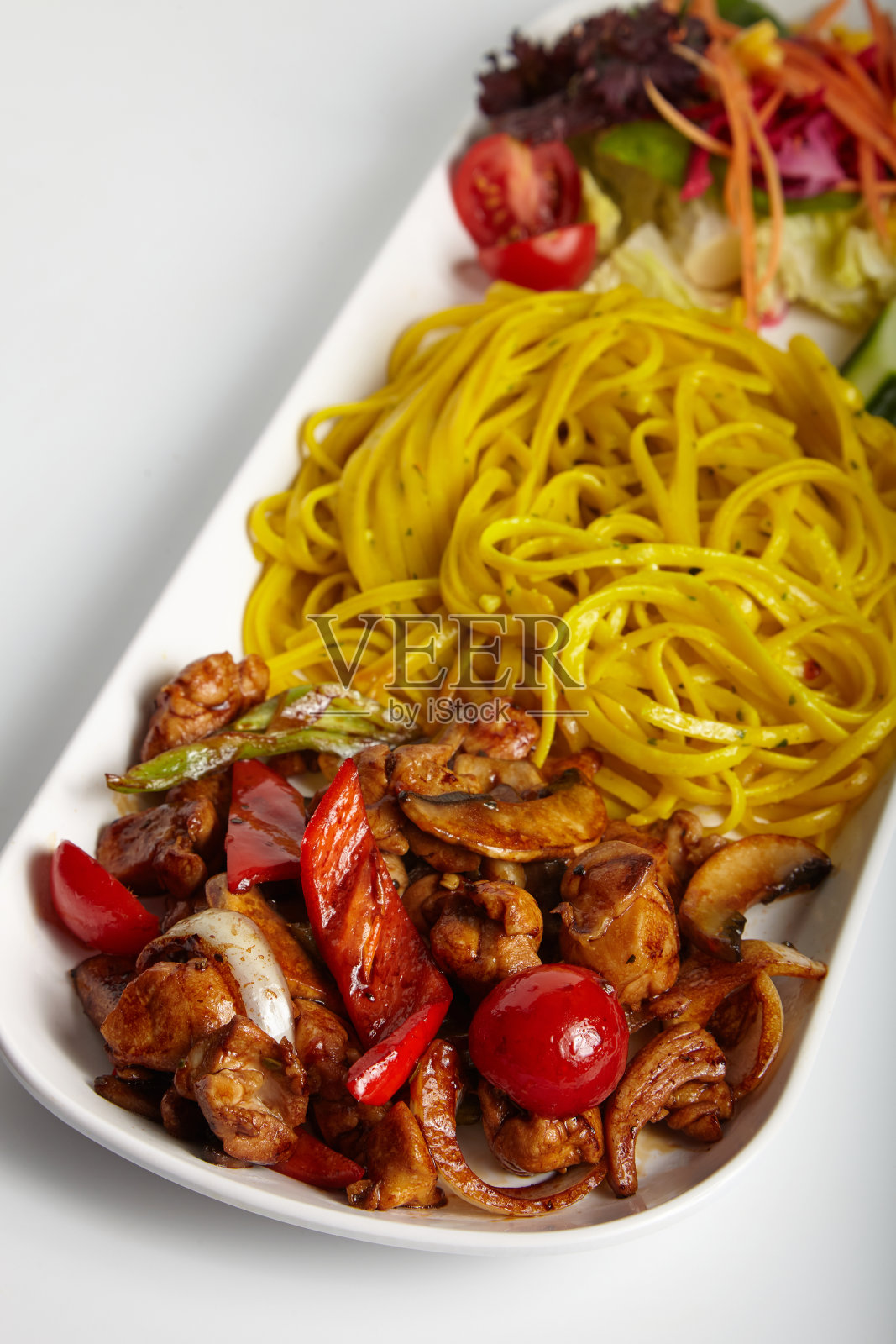 白盘烤鸡配墨西哥酱配意大利扁面和青菜沙拉照片摄影图片