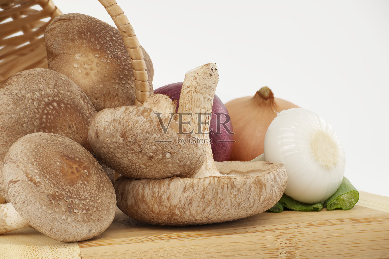 香菇和洋葱分离在白色上照片摄影图片