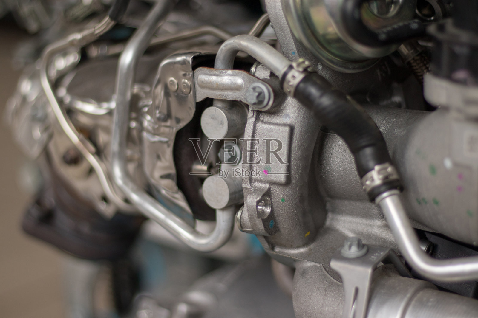 涡轮增压器安装在发动机上。照片摄影图片