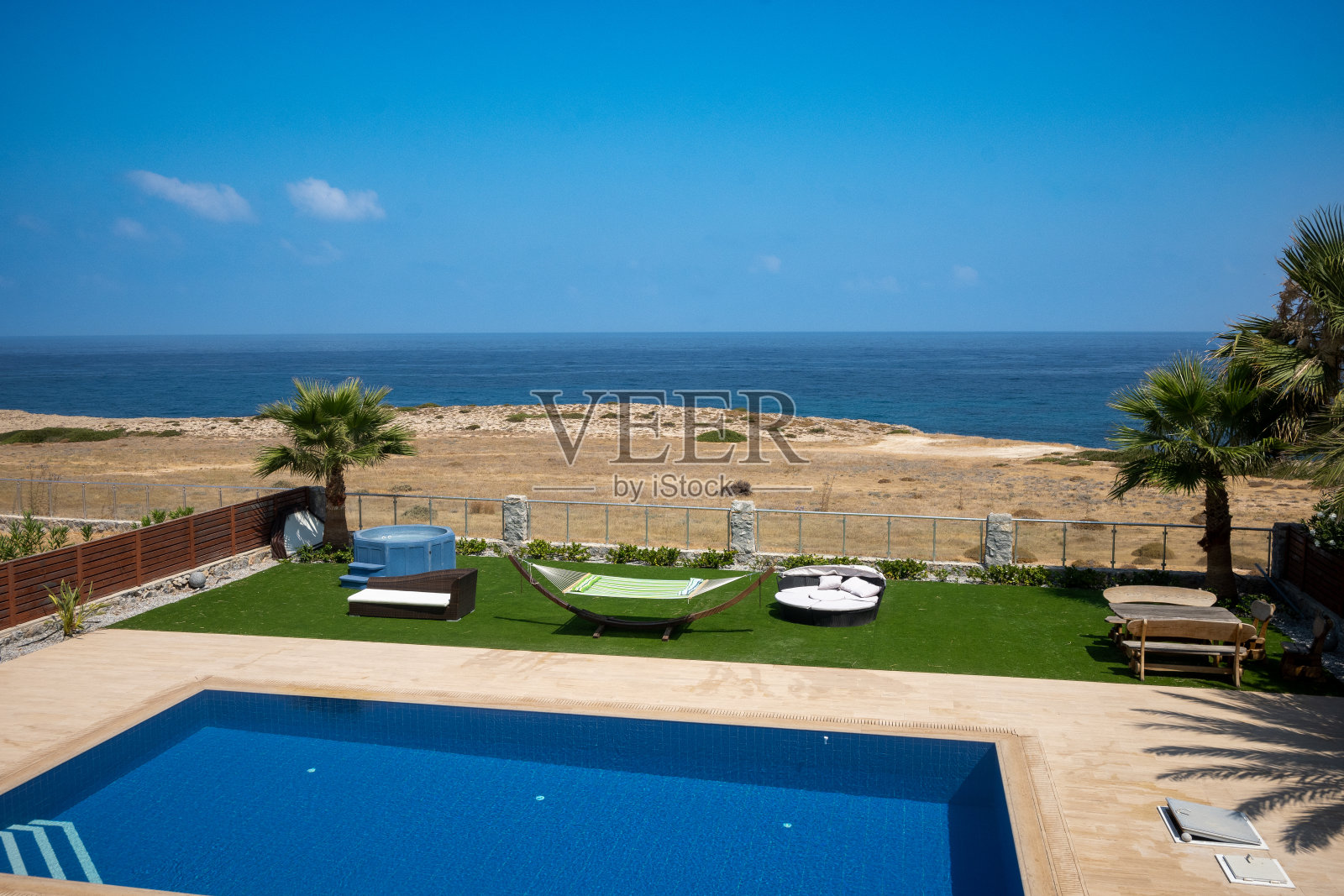 塞浦路斯游泳池和惊人的海景复制空间照片摄影图片