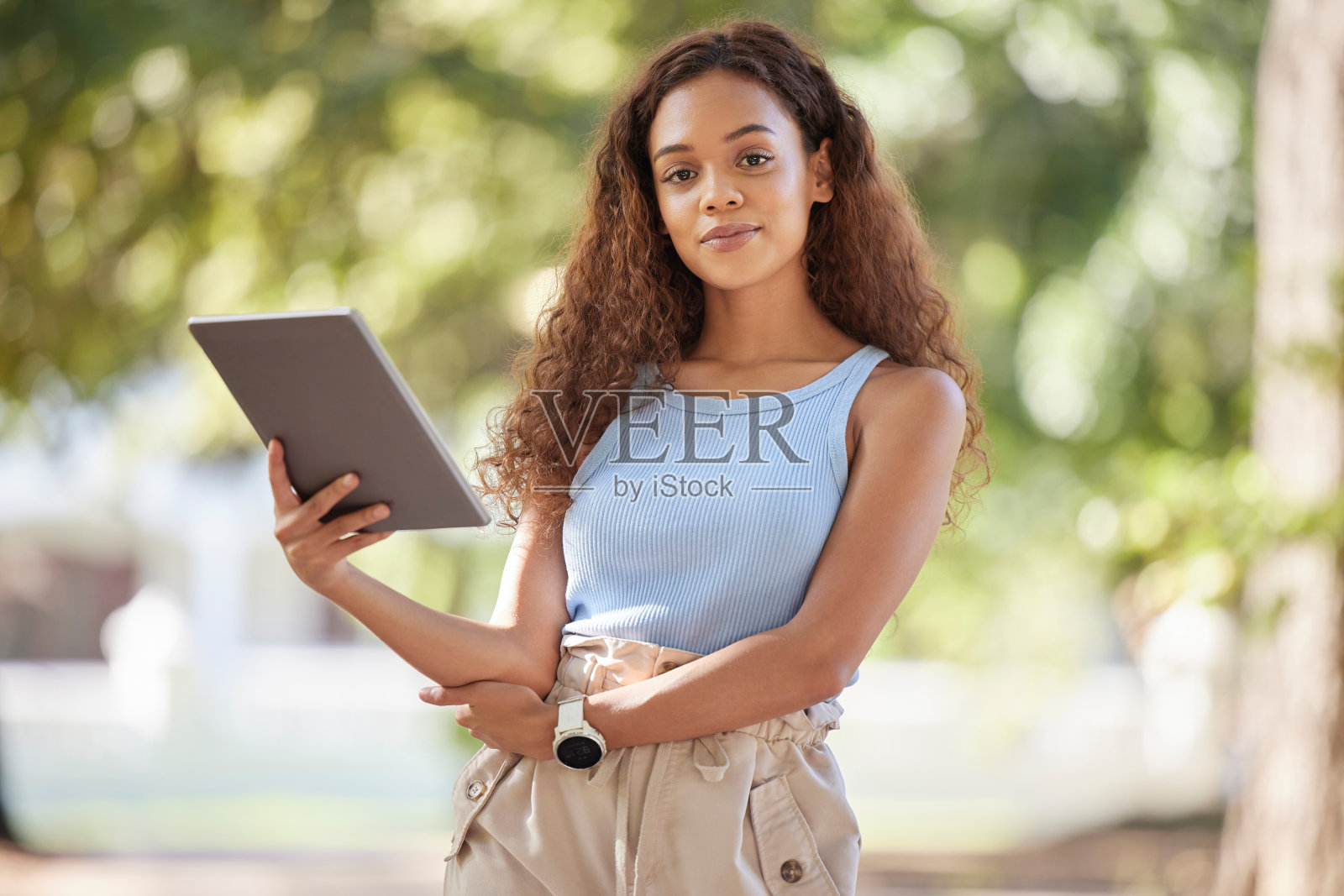 青年，女人和肖像在公园与平板电脑研究，学习或在线流媒体。自信自信的大学女孩与数字设备的学生休闲在自然与散景。照片摄影图片