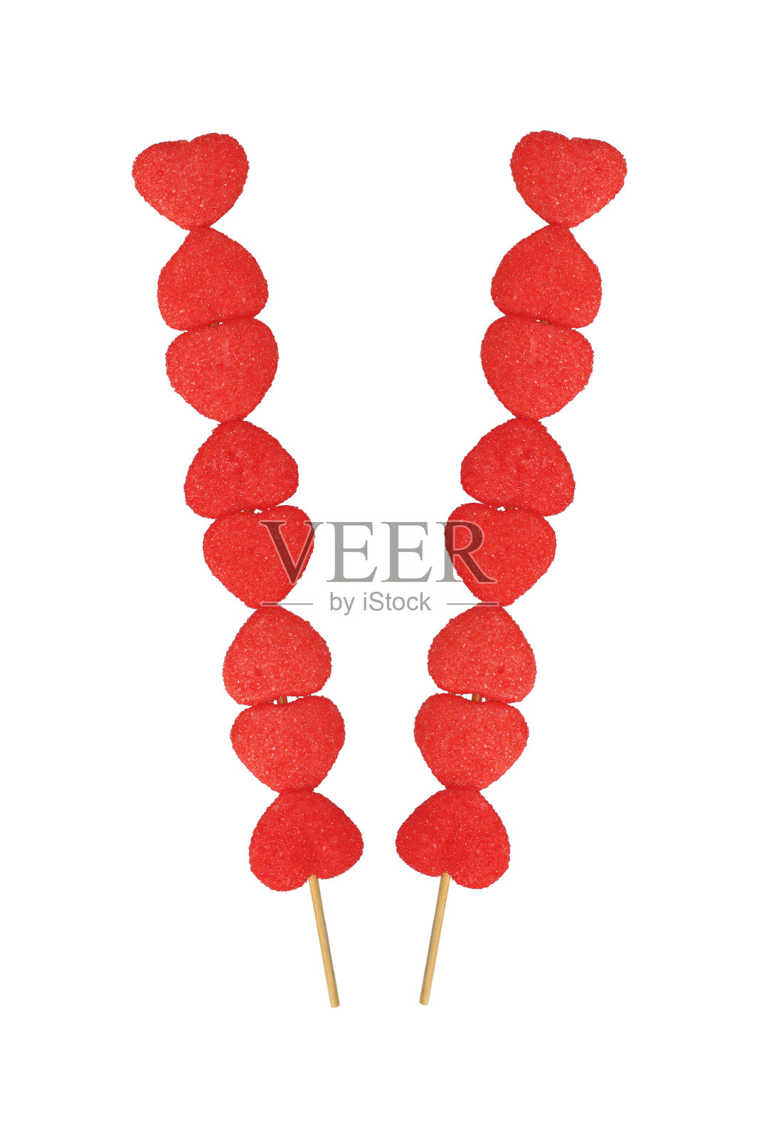 红色心形糖果串与冰糖隔离在白色。照片摄影图片