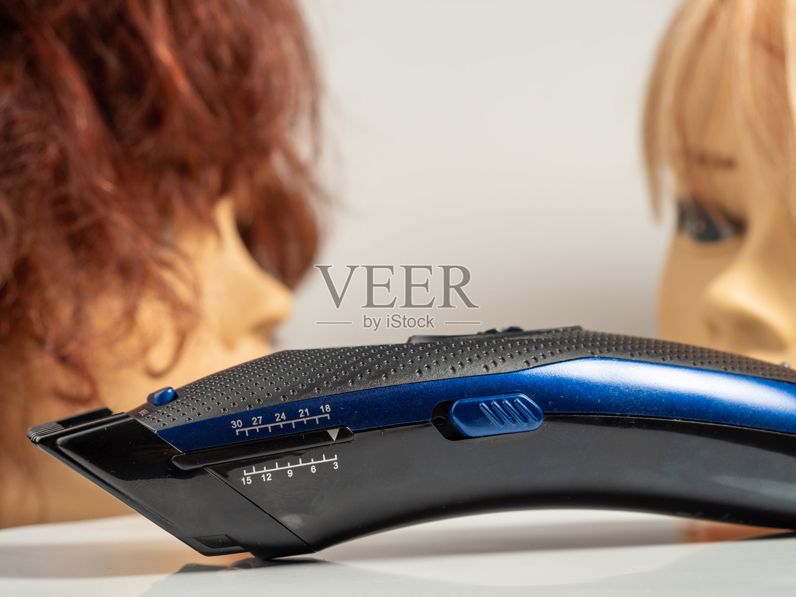 理发剪的背景训练人体模型。。现代理发器。照片摄影图片