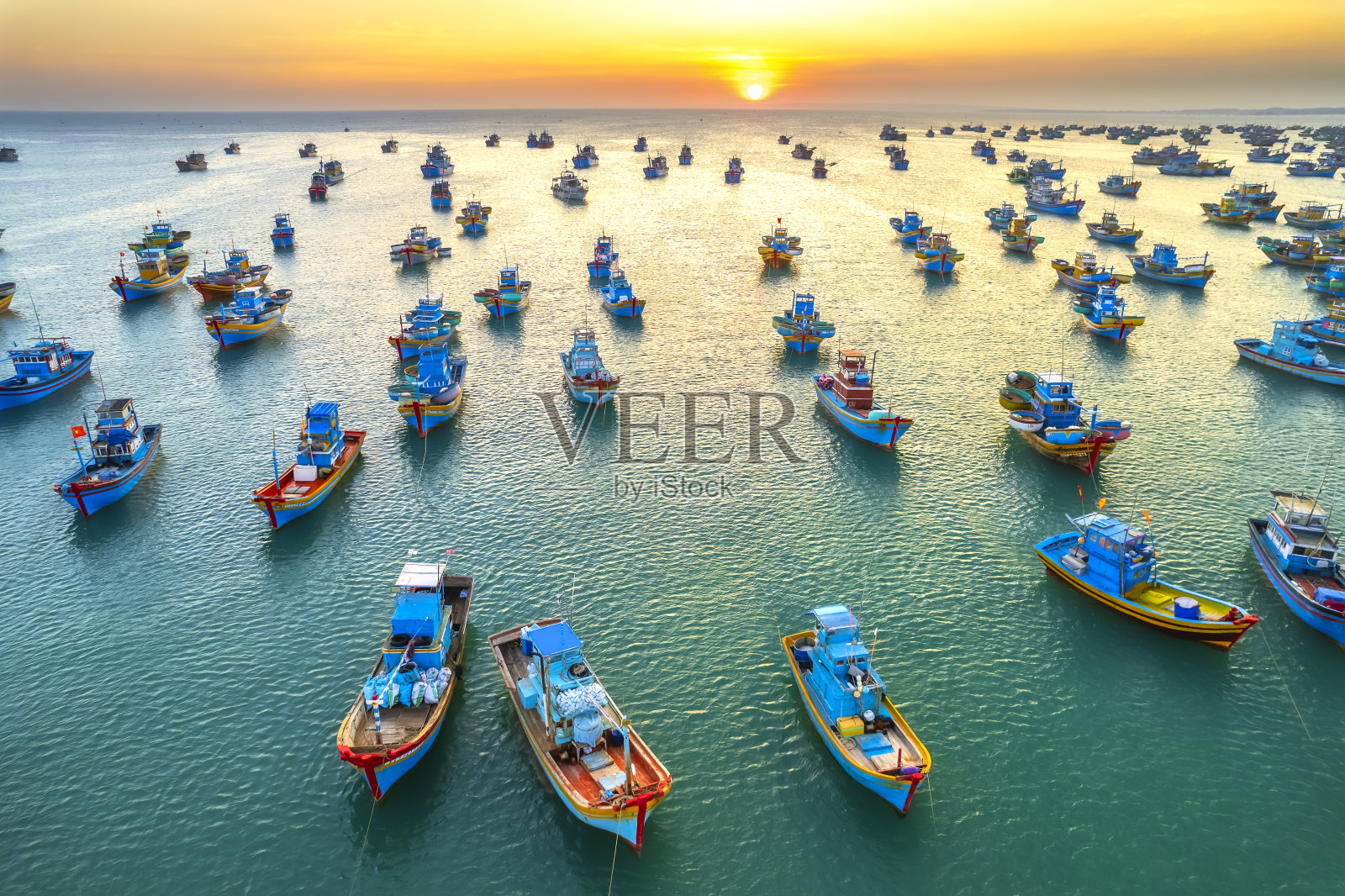 落日天空中梅内渔村的鸟瞰图照片摄影图片