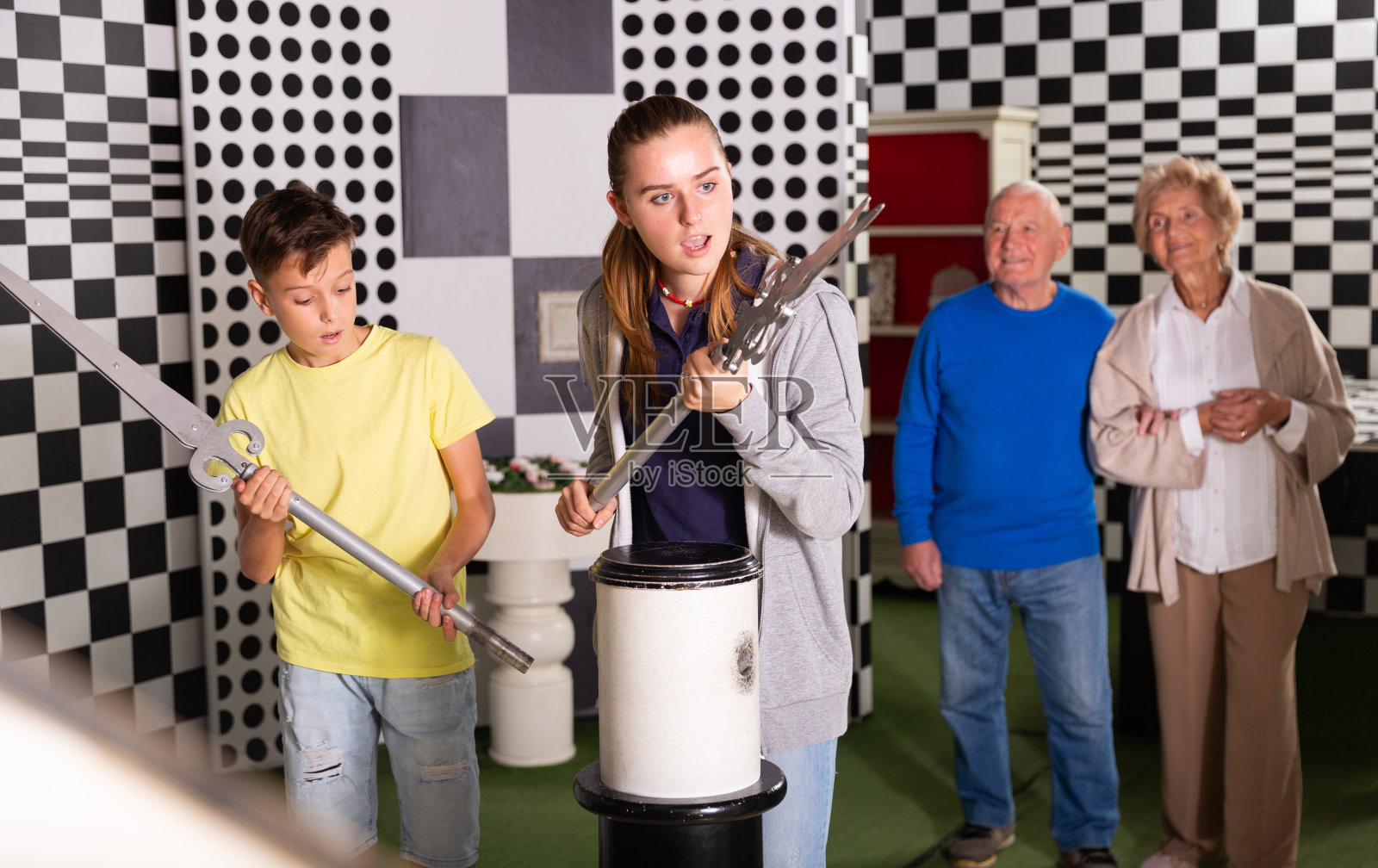 惊奇的女孩在任务室找到了谜题钥匙照片摄影图片