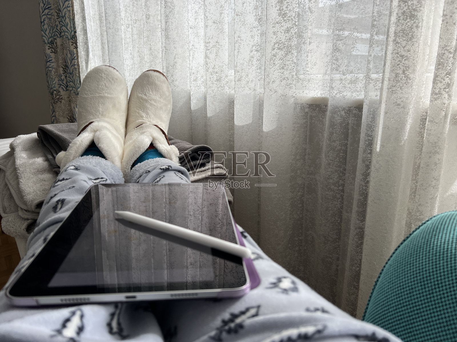 平板电脑和智能触控笔放在女人的大腿上照片摄影图片