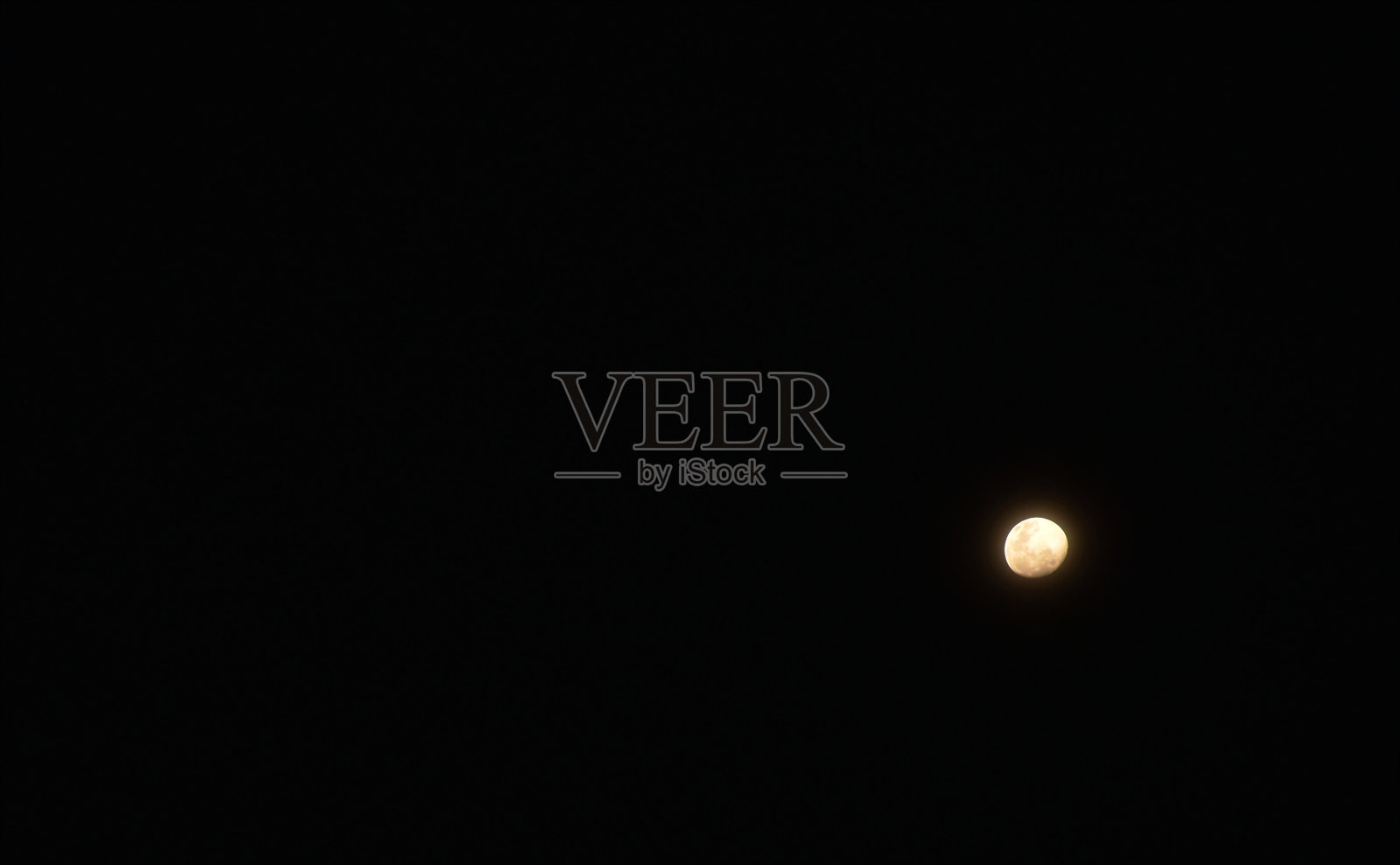 夜晚的月亮被漫天的云所覆盖照片摄影图片