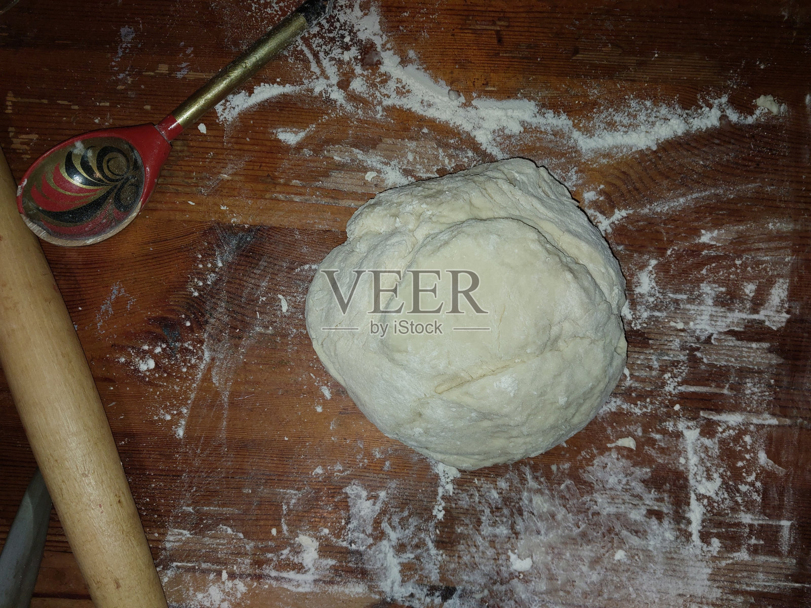 揉皱的面粉面团放在桌子上照片摄影图片