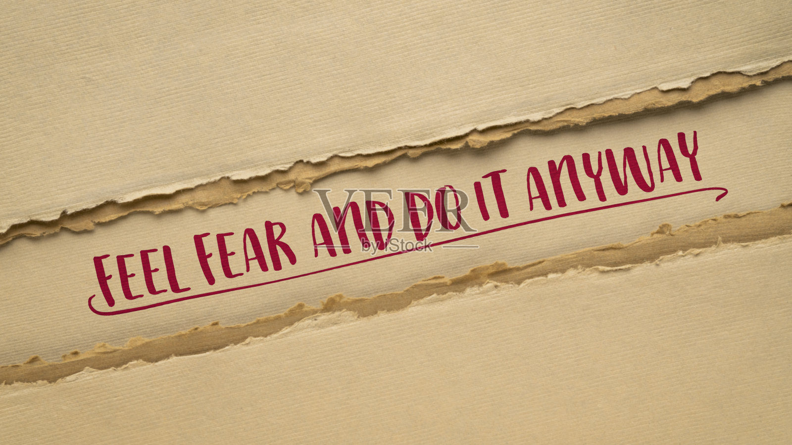 感受恐惧，无论如何都要去做——灵感书写，挑战，勇气和个人发展理念照片摄影图片