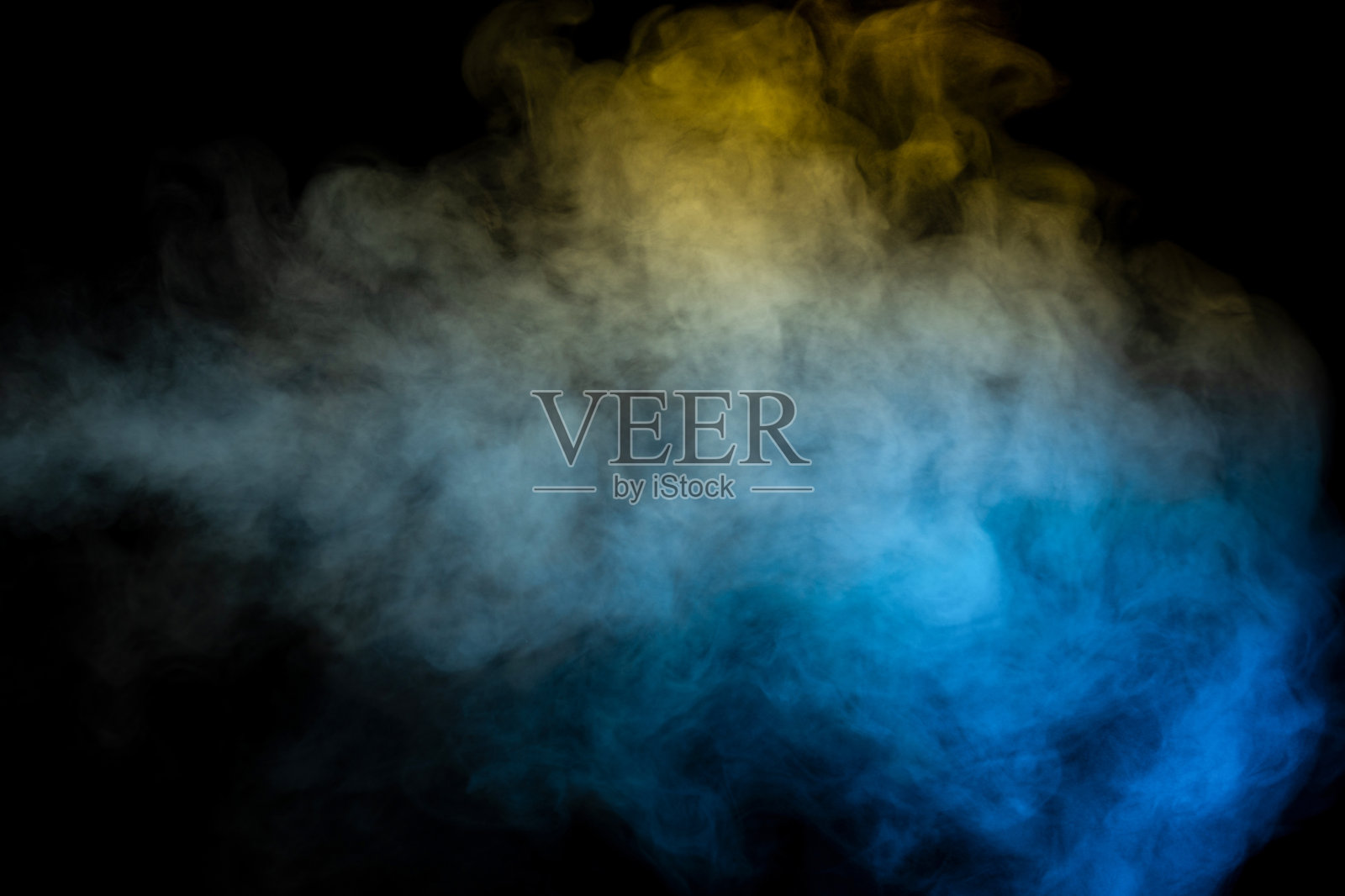 黑色背景上有蓝色和黄色的蒸汽。照片摄影图片
