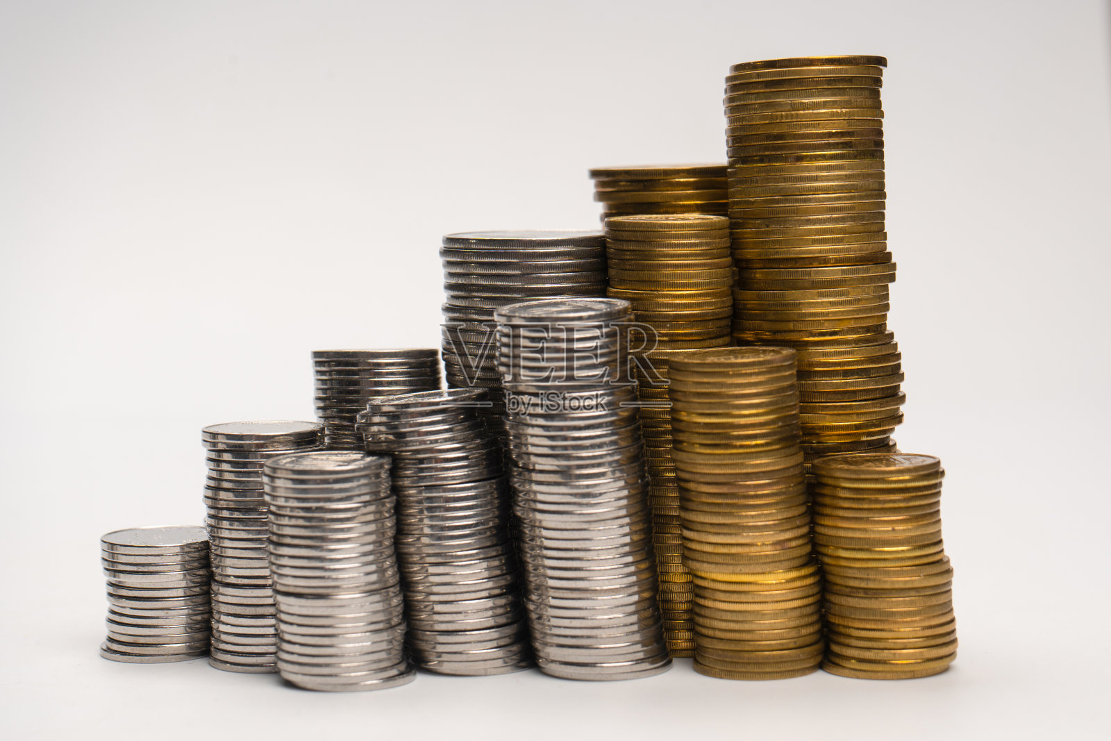 白色背景上孤立的一堆硬币。照片摄影图片