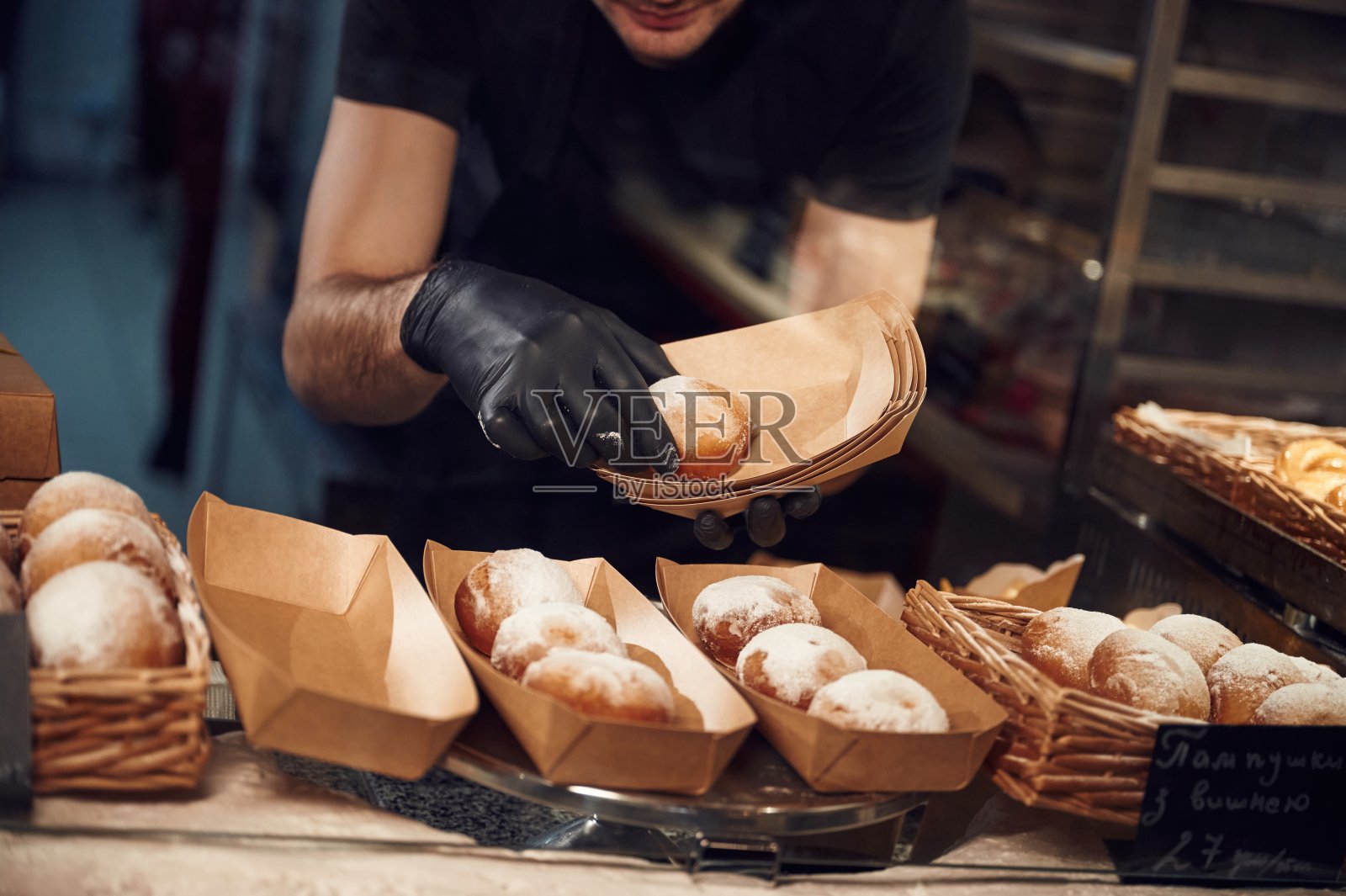 有人在工作区拿食物。甜品的概念照片摄影图片
