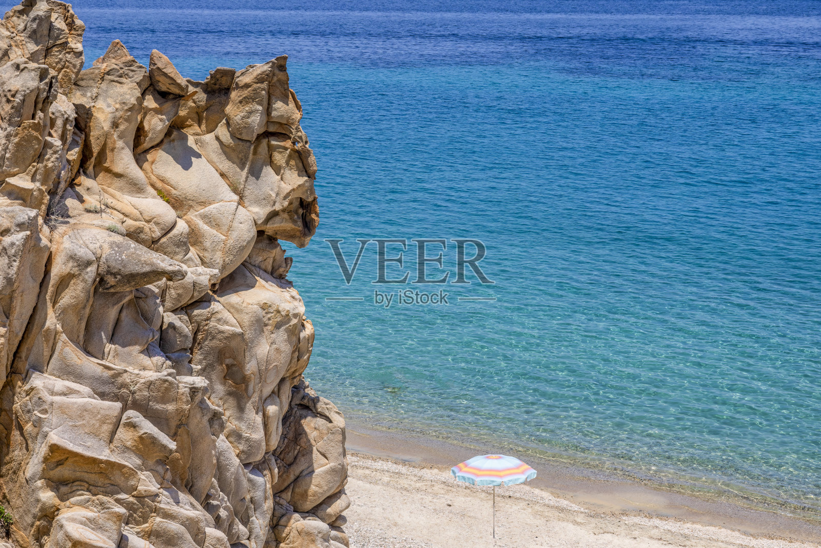 在平静的法瓦沙滩附近的vourvouu，希腊半岛西索尼亚，Chalkidiki照片摄影图片