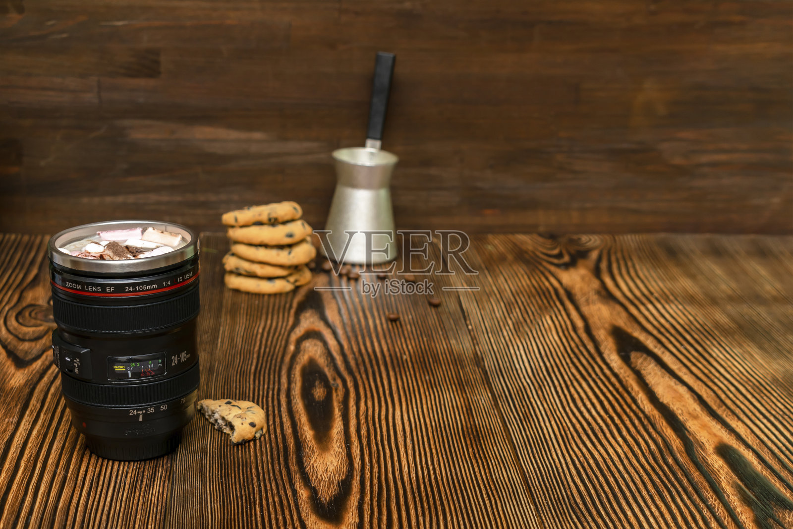 拿铁咖啡加牛奶，棉花糖热杯，变焦镜头杯，木质背景饼干，冷天热饮照片摄影图片