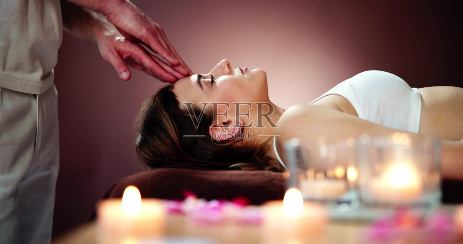 年轻女子接受头部按摩照片摄影图片