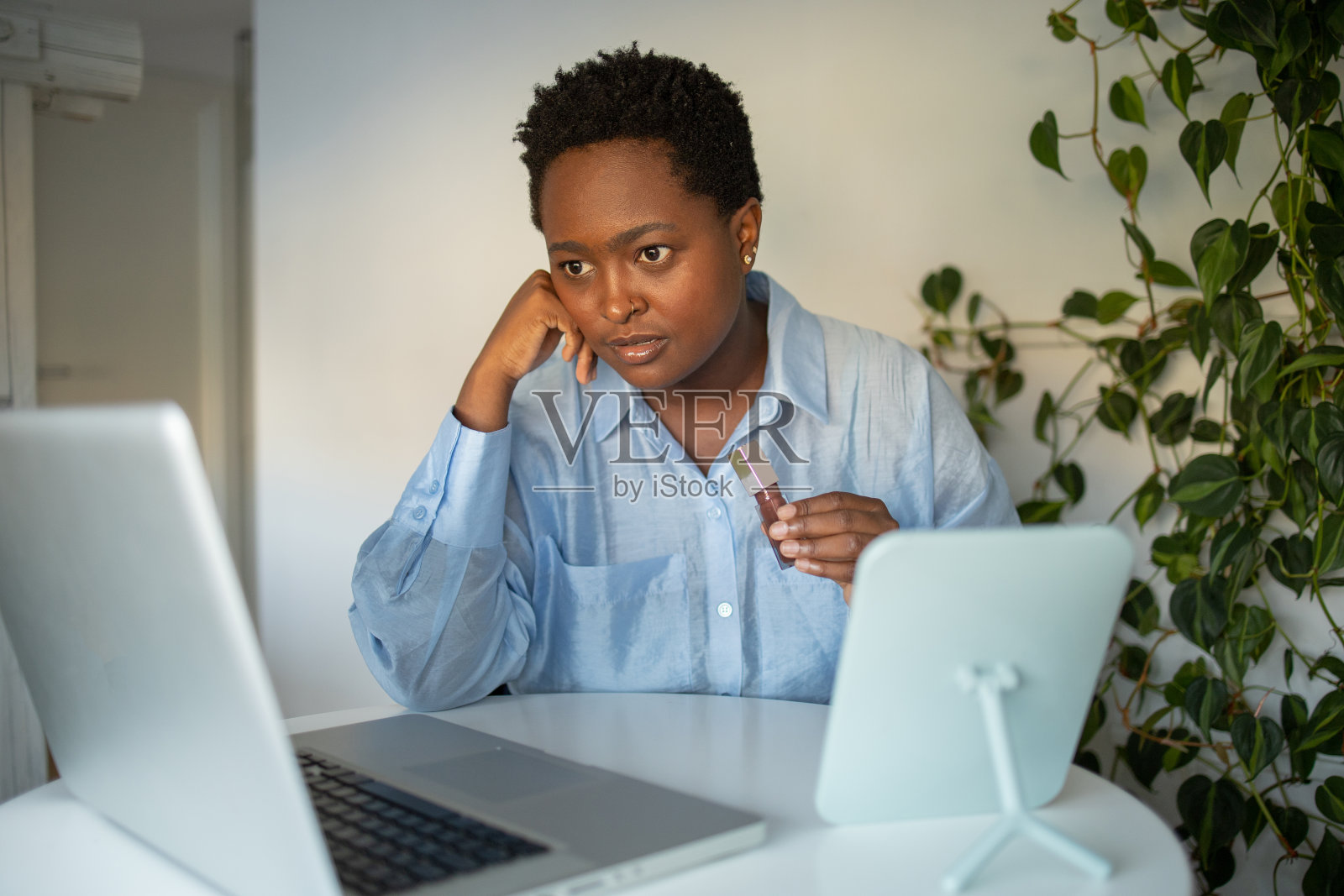 观看化妆教程照片摄影图片