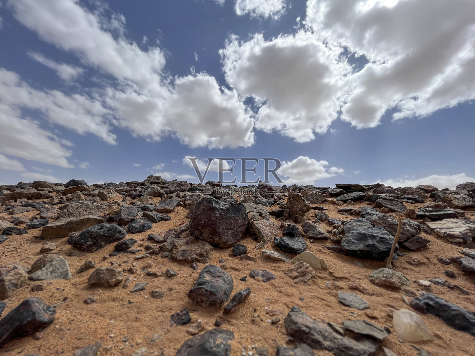 非洲，摩洛哥，梅尔祖加:黑山地区撒哈拉沙漠的全景公路照片摄影图片