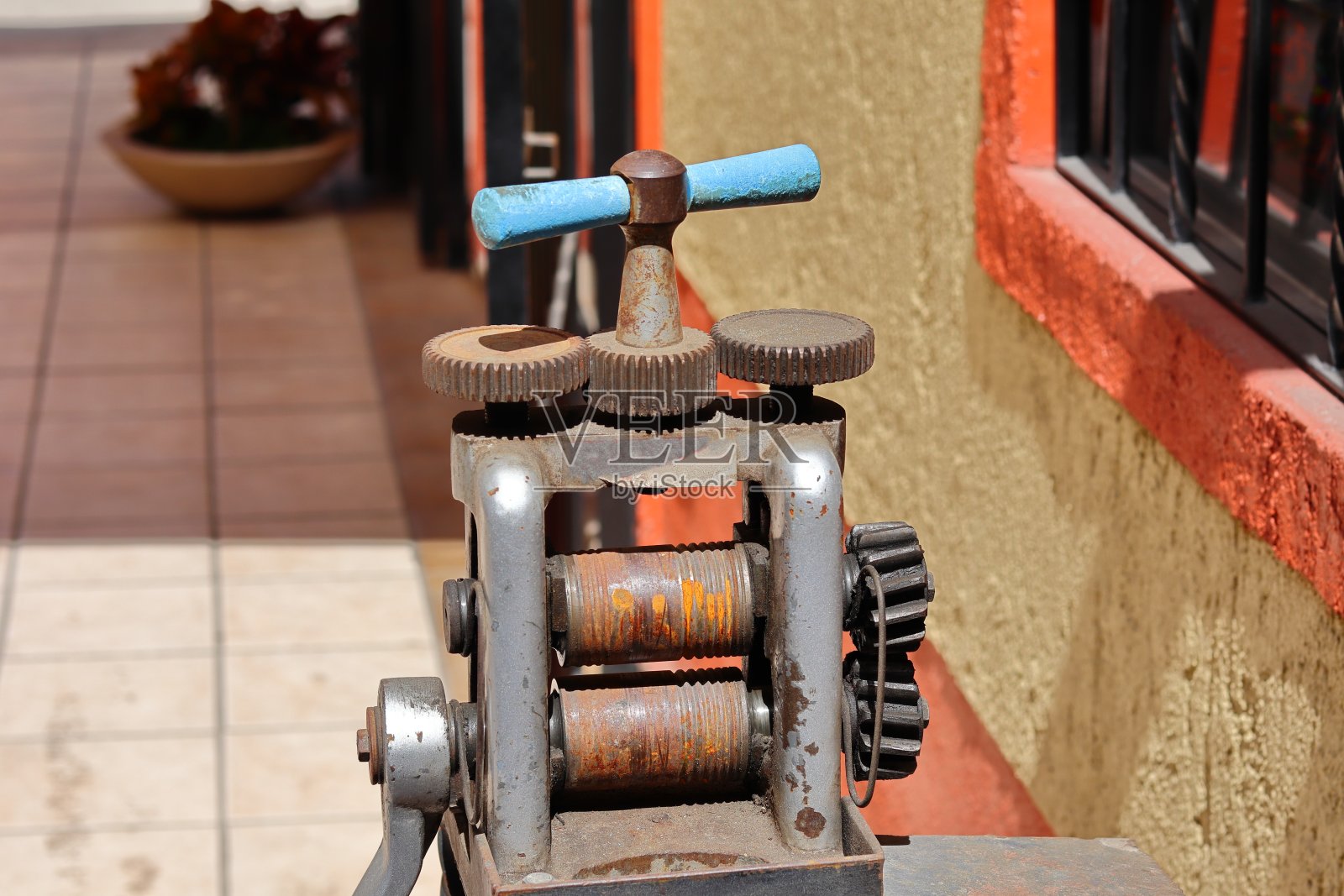 一种用来卷金银的老式手工机器照片摄影图片