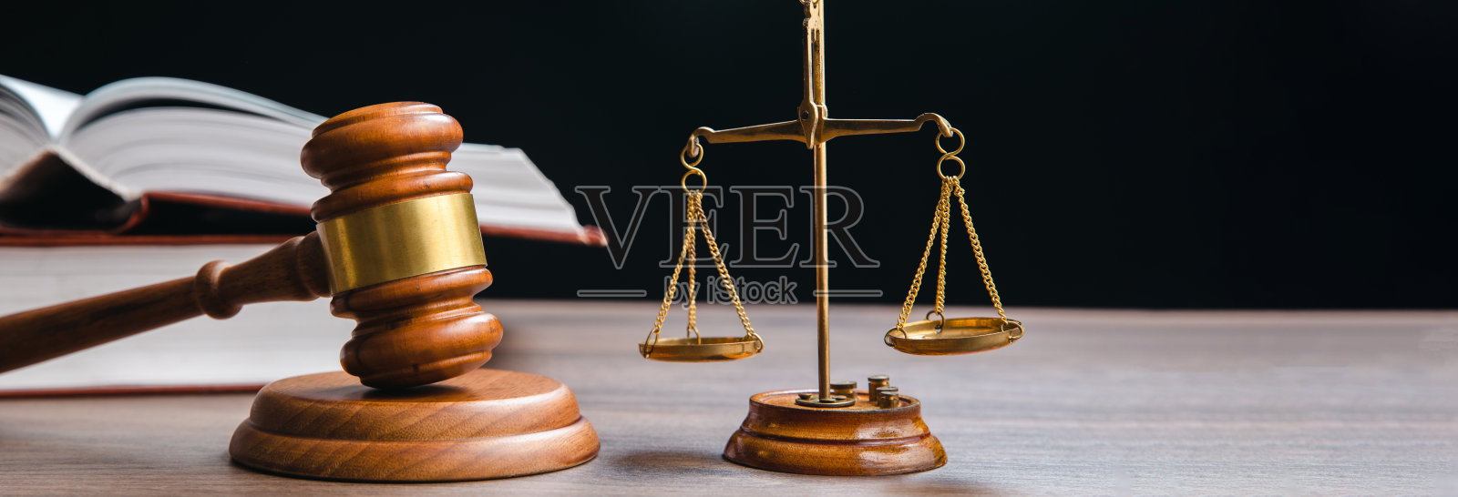 带法官木槌和法律书籍的天平照片摄影图片