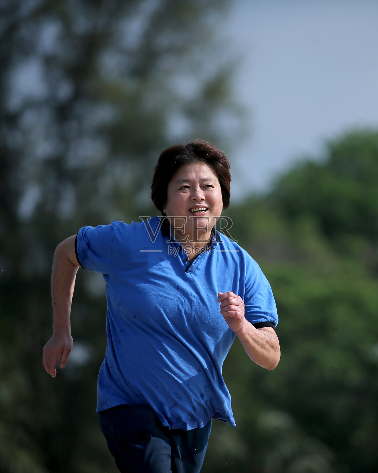 在海滩边锻炼照片摄影图片