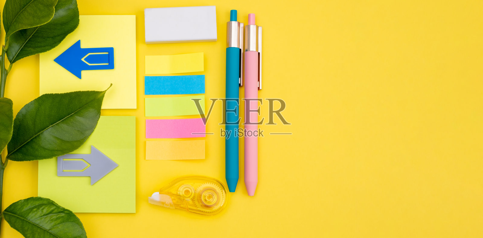 便签纸，贴纸，笔，黄色背景，树叶作为一个概念，在生态办公室工作照片摄影图片