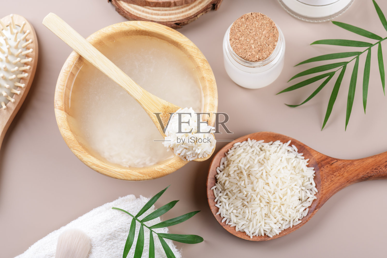 自制化妆品米水与配料和米色背景上的美容套件，俯视图，家庭水疗中心平铺照片摄影图片