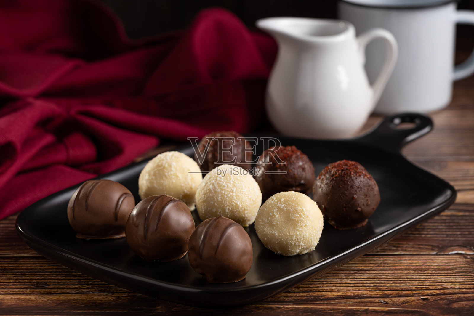 美味的松露巧克力摆在桌子上。照片摄影图片