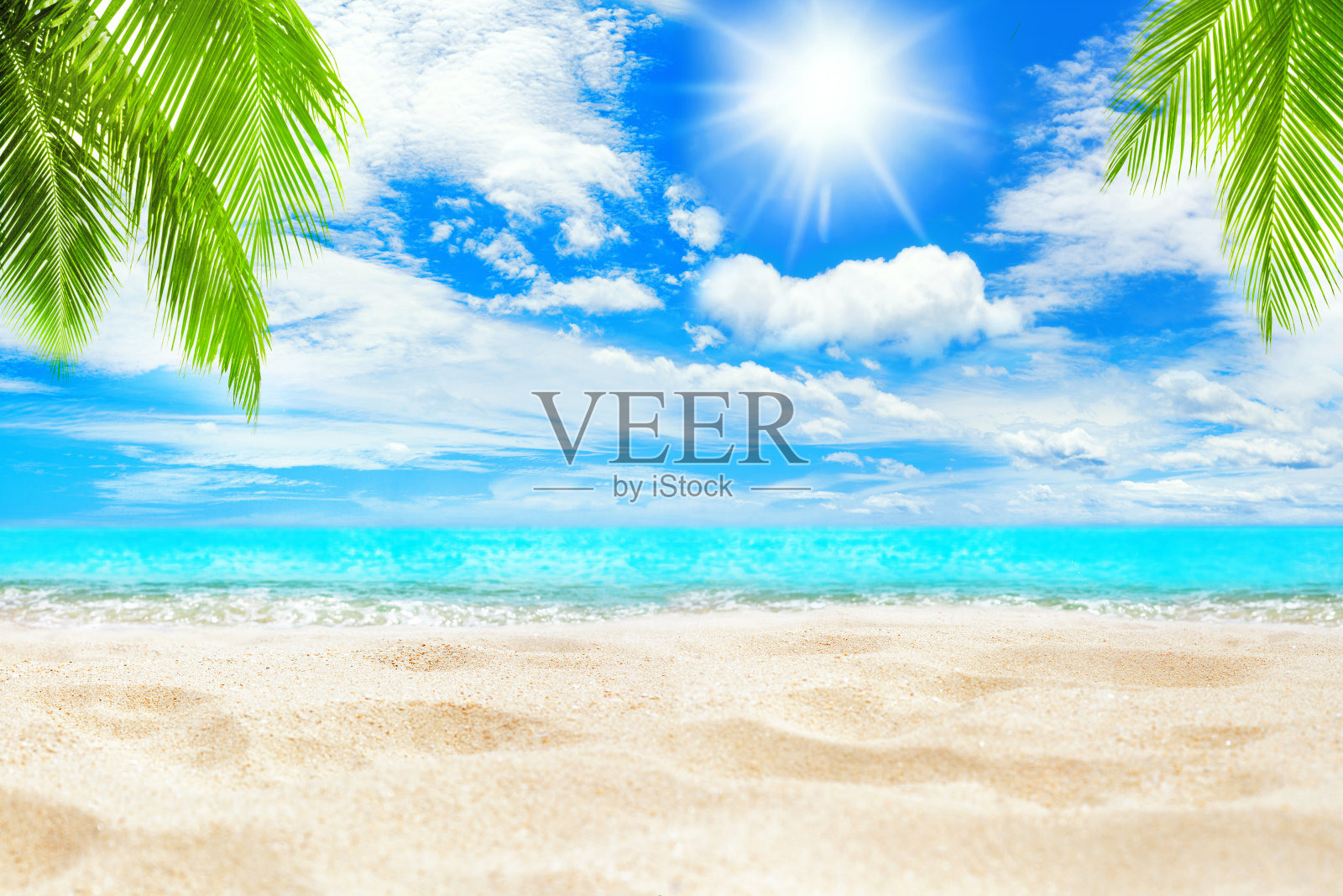 热带岛屿海边沙滩背景，蓝绿色海浪，沙滩，阳光蓝天白云，绿色椰子树叶子，天堂自然景观，暑假，度假，旅游，空复制空间照片摄影图片