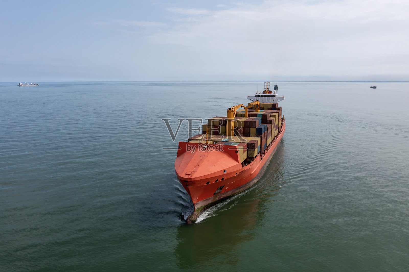 航拍的大型集装箱货船航行在平静，蓝色的海洋。照片摄影图片