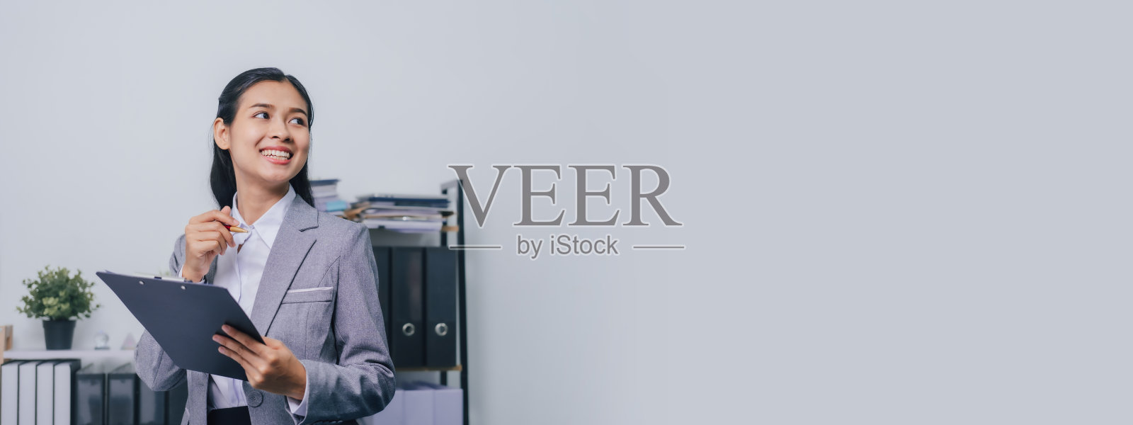 年轻自信的亚洲人企业家ceo女商人女经纪人西装上班族，帮助客户。照片摄影图片