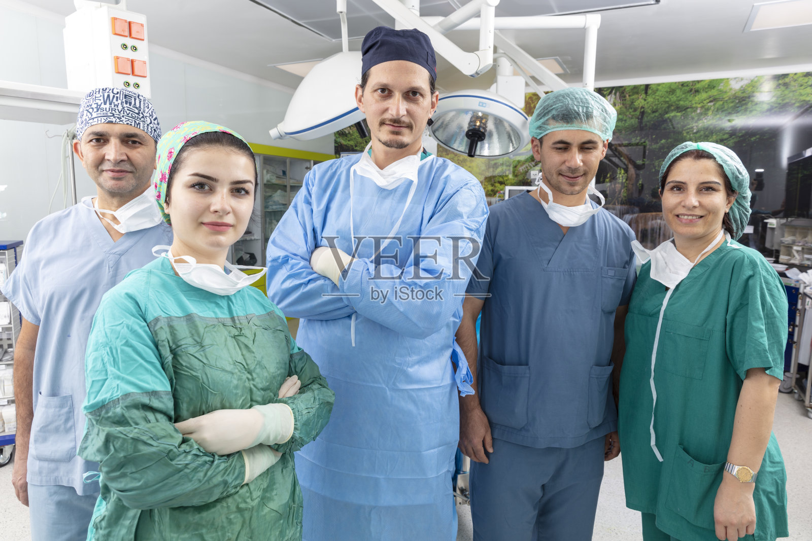 医生和他的助手在一间现代化的手术室里照片摄影图片