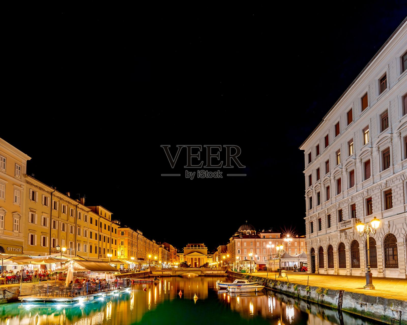 的里雅斯特大运河的美丽夜景照片摄影图片