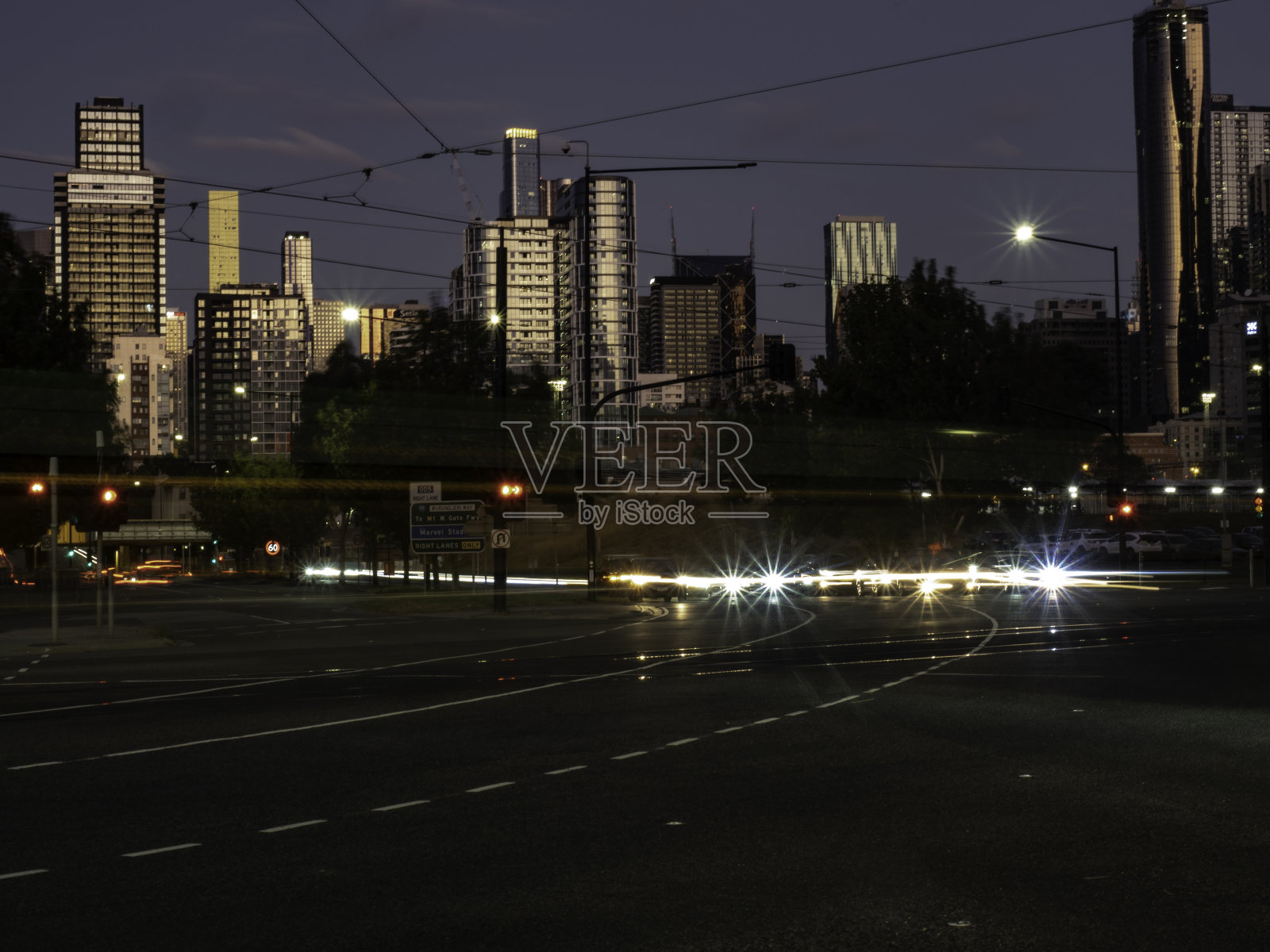 夜晚城市街道十字路口照片摄影图片
