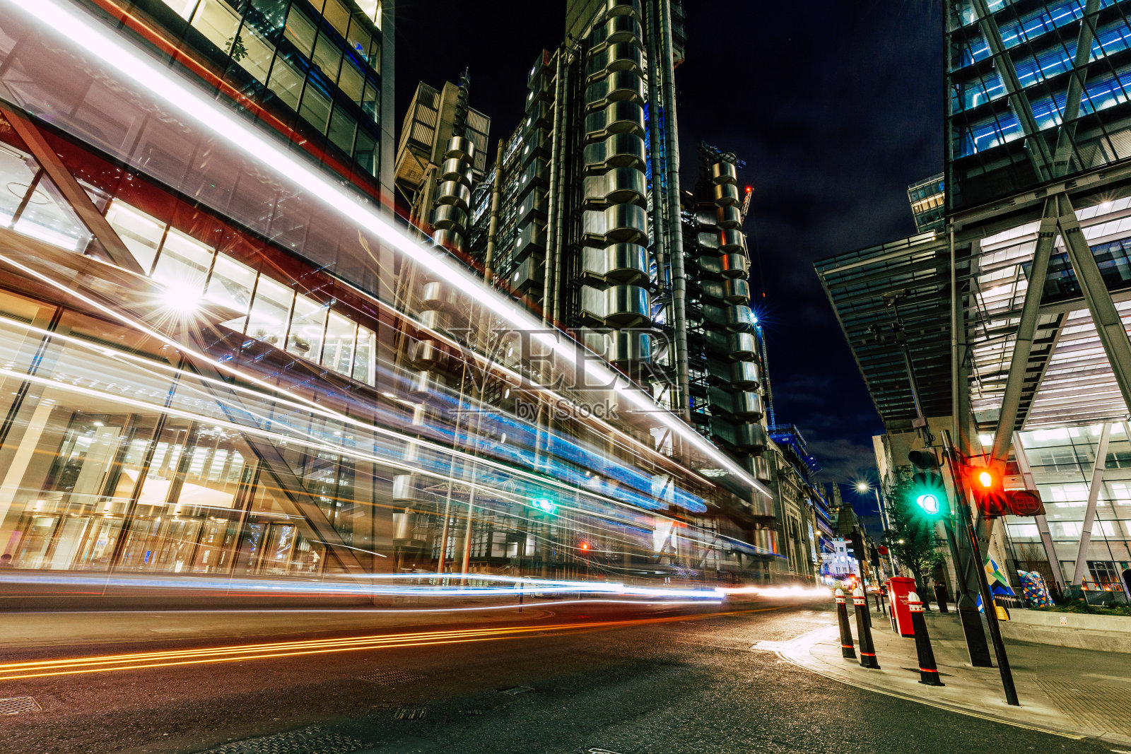 伦敦市中心的灯光小径和现代建筑照片摄影图片