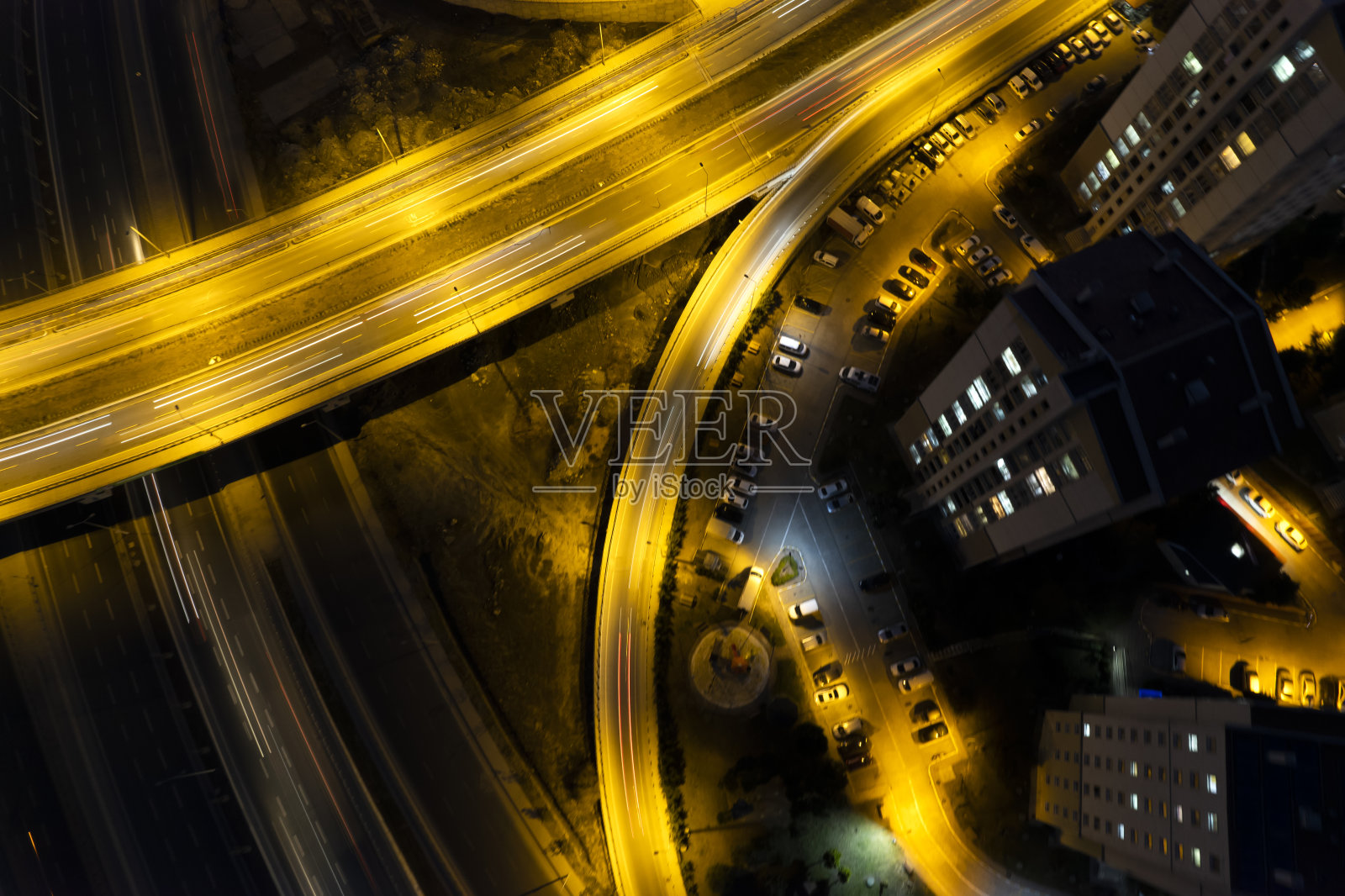 道路交通是城市交通的重要基础设施，汽车交通运输在十字路口以上道路附近照片摄影图片