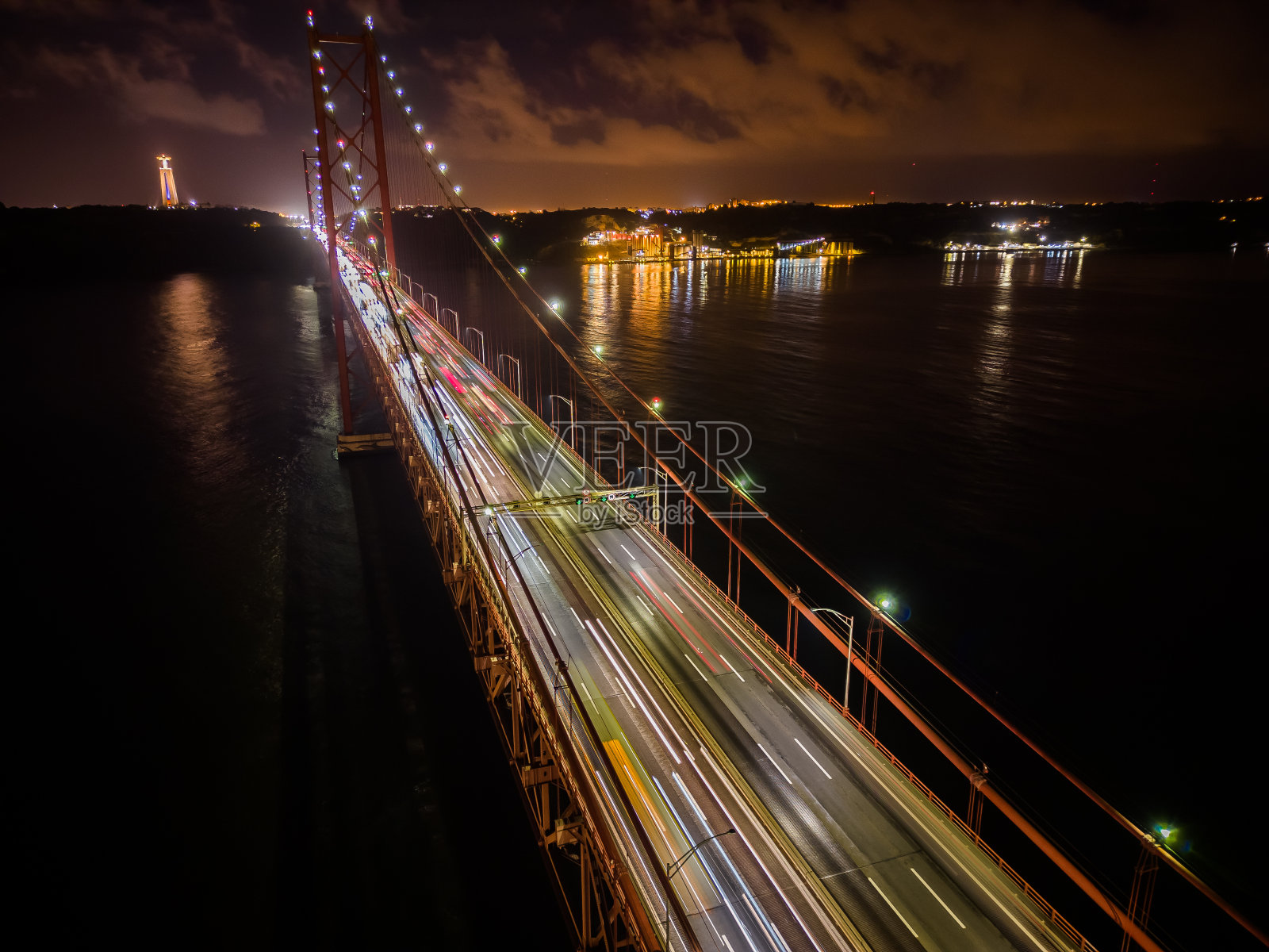 夜间里斯本主桥上的空中无人机天空视图镜头，有彩色的光迹照片摄影图片