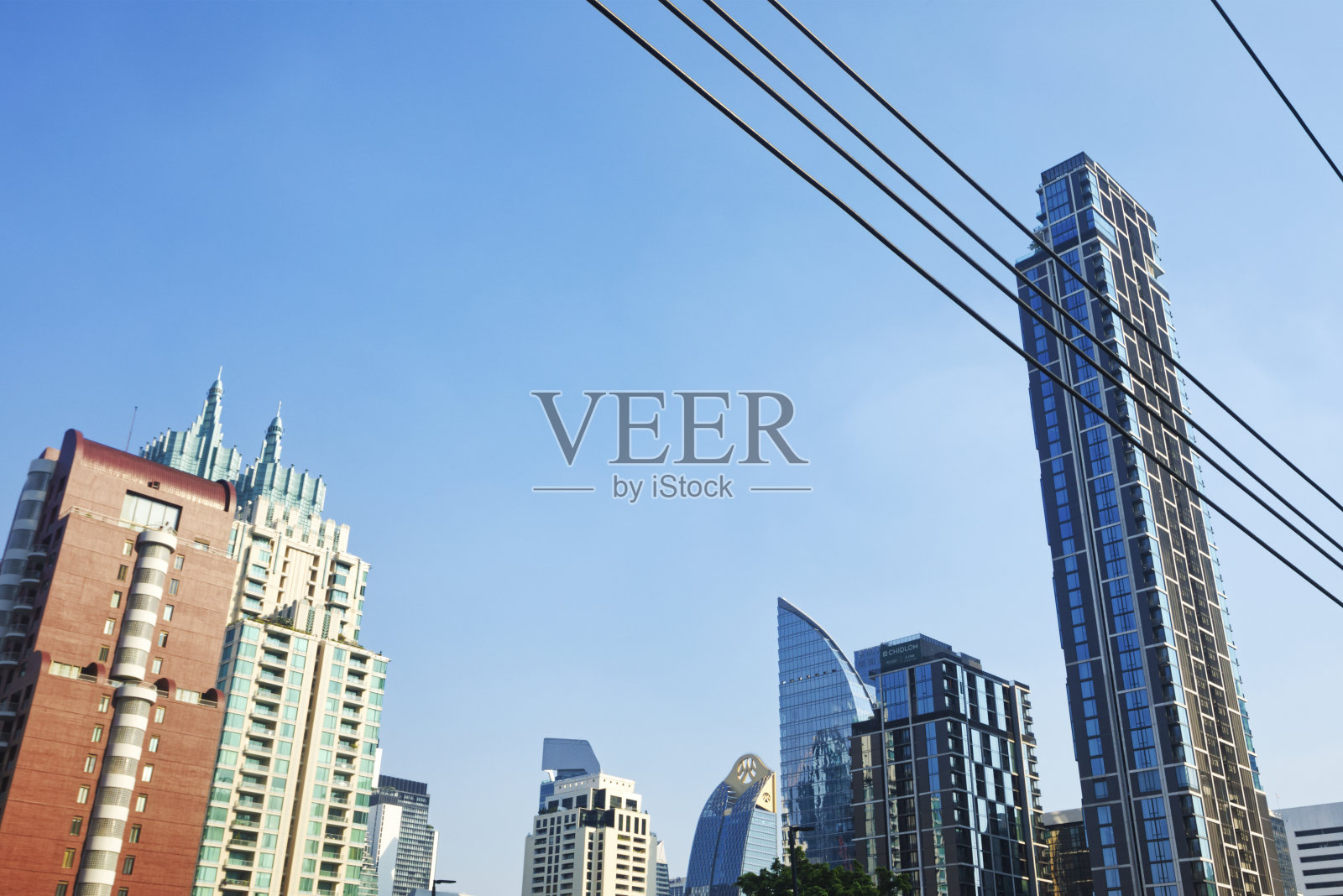 背面的曼谷天际线在Phloen Chit - Chit Lom照片摄影图片