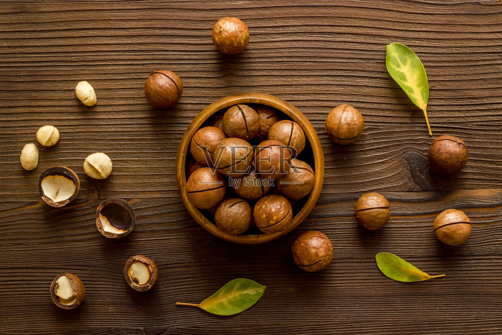 将澳洲坚果平铺在碗中，俯视图。健康食品背景照片摄影图片