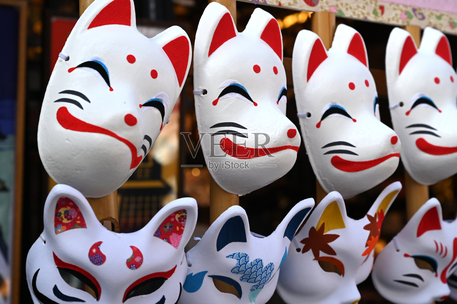 在日本河越，节日装饰的传统日本面具的风景。照片摄影图片