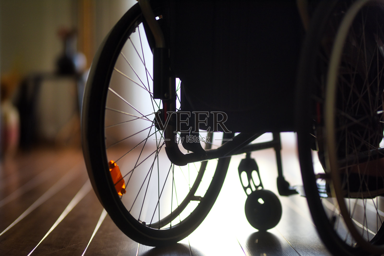 一位坐在轮椅上的妇女在家里自由走动照片摄影图片